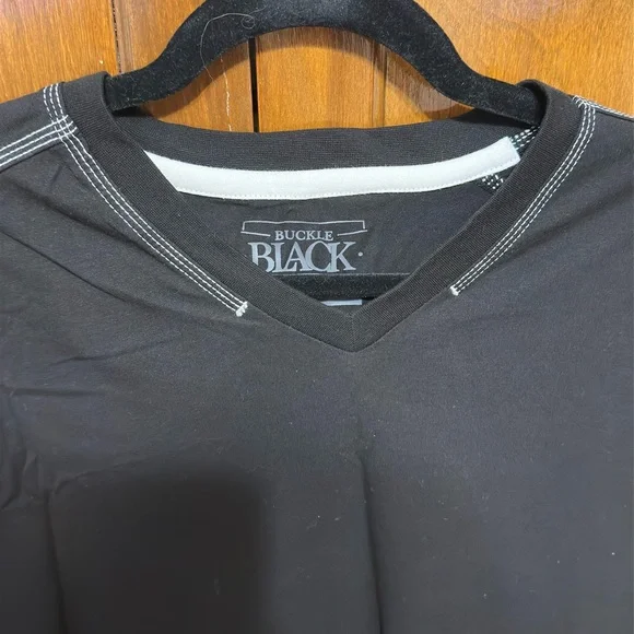 Buckle Black Vneck Tee Size Large - Picture 3 of 3